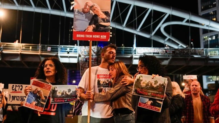 人質解放を求めるデモに参加した人たち＝２１日、イスラエル・テルアビブ/Ariel Schalit/AP