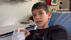 「ずっと続く停戦を」　ガザ空爆で脚を失った１３歳少年、エジプト到着