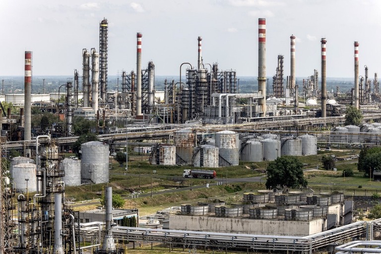 ハンガリーのドゥナ石油精製工場/Janos Kummer/Getty Images