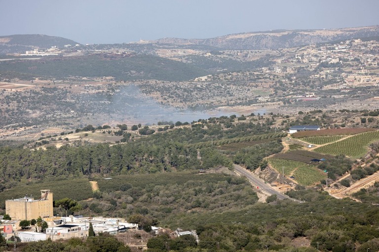ヒズボラが標的にした地域から煙が立ち上っている＝２３日、イスラエルとレバノンの国境付近/Jalaa Marey/AFP/Getty Images
