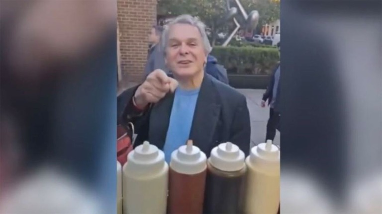 屋台で従業員にイスラム教嫌悪の暴言を吐く動画が拡散したＳ・セルドウィッツ容疑者/Mohamed/Street Vendor