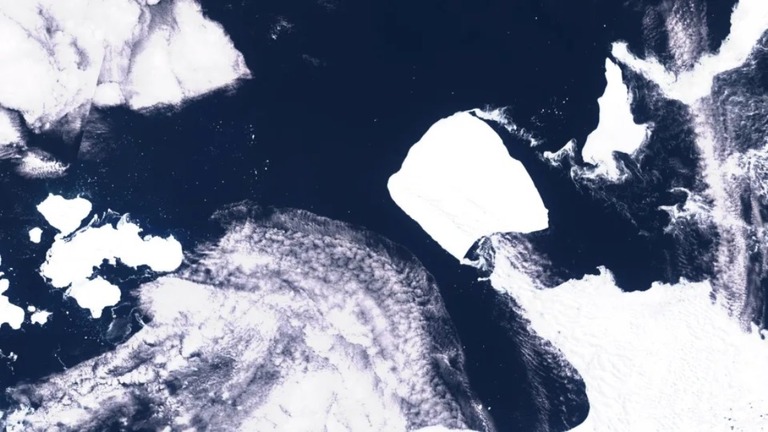 南極で動き始めたという世界最大の氷山「Ａ２３ａ」を捉えた衛星画像/European Union/Copernicus Sentinel-3/Handout/Reuters