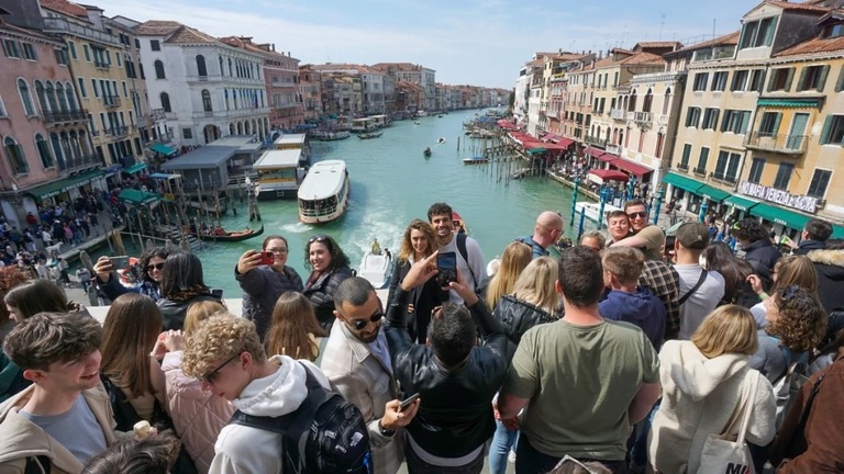 来年から、混み合う時期にベネチアを訪問する場合は登録が必要となる/Andrea Merola/Bloomberg/Getty Images