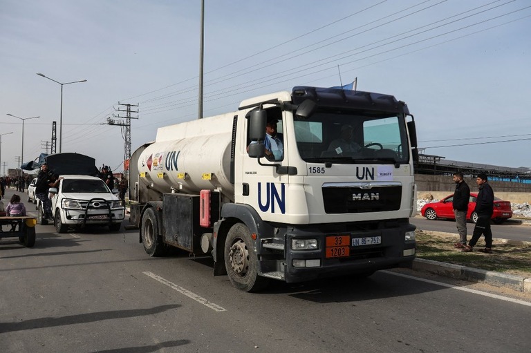 パレスチナ自治区ガザ地区ラファを移動するトラック＝２５日/Ibraheem Abu Mustafa/Reuters