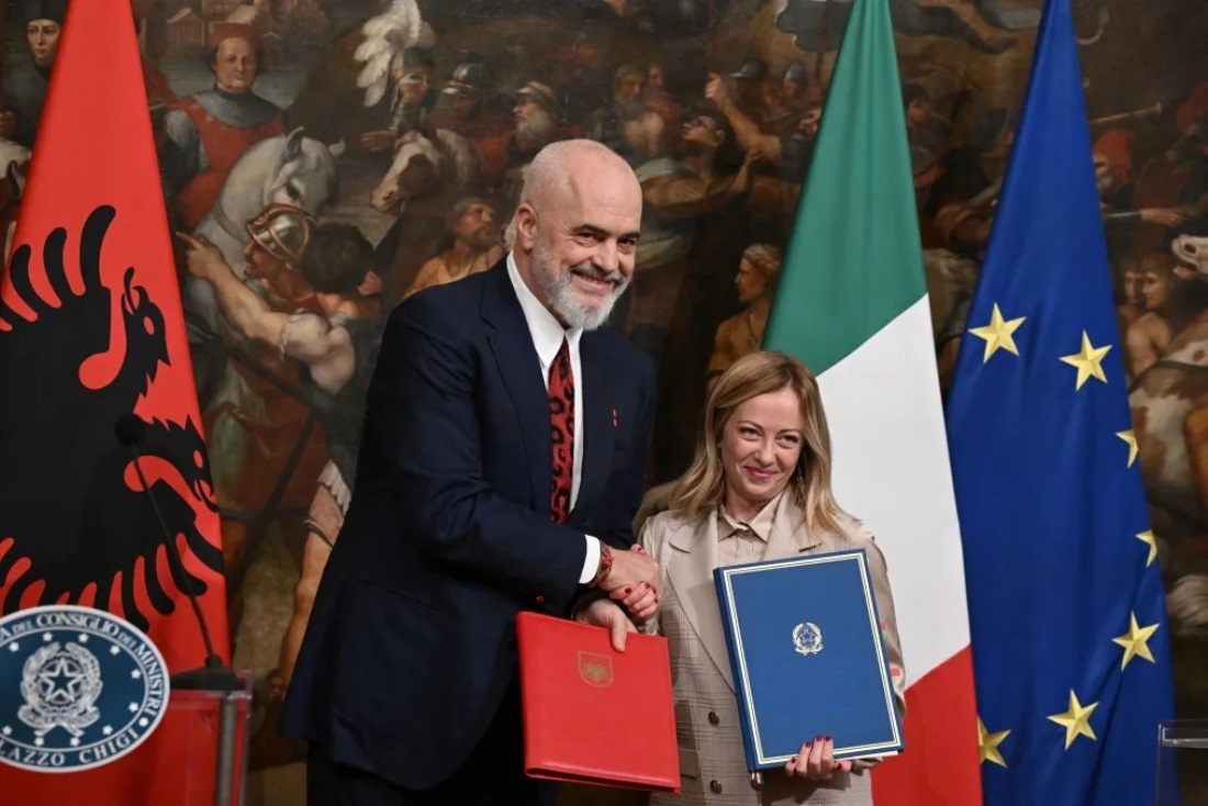 今月６日、伊ローマで移民に関する協定に署名したイタリアのメローニ首相（右）とアルバニアのエディ・ラマ首相/Tiziana Fabi/AFP/Getty Images