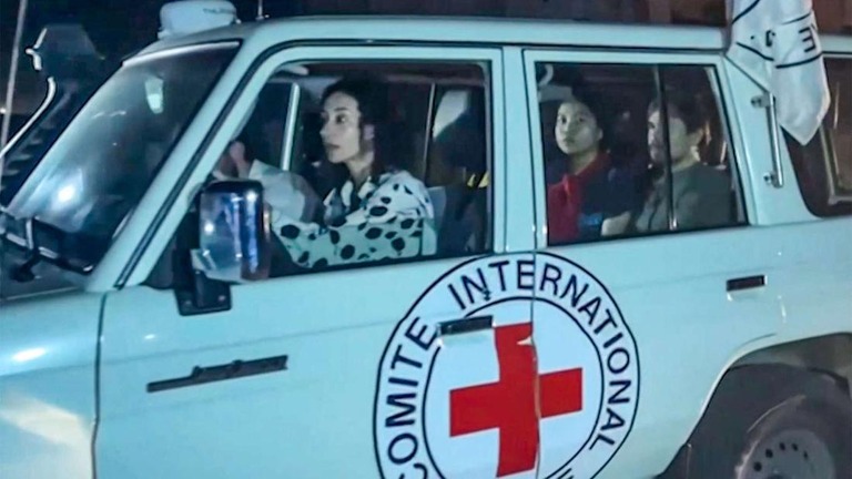 救急車両で搬送される解放された人質ら