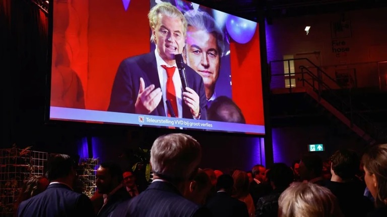 蘭ハーグで極右政治家へルト・ウィルダース氏が映るスクリーンを見つめるＰＶＶ支持者/Piroschka van de Wouw/Reuters