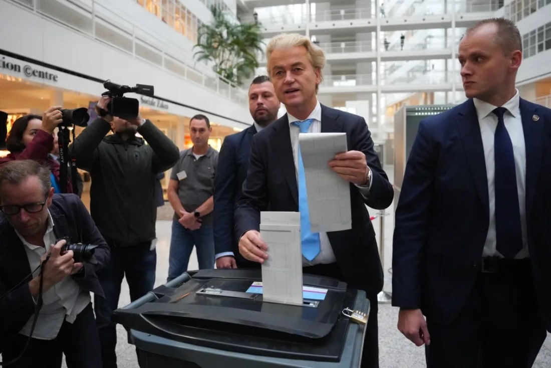 ２２日の総選挙で自身の票を投じるウィルダース氏（中央）/Carl Court/Getty Images