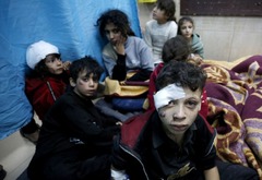 難民キャンプの学校が攻撃を受けたため、病院で治療を受けるパレスチナ人の子どもら＝１１月２０日、パレスチナ自治区ガザ地区