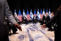 イスラエルを訪問したバイデン米大統領と会談するネタニヤフ首相＝１０月１８日