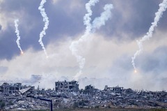 イスラエル軍による攻撃を受けて立ち上る煙＝１１月２２日、パレスチナ自治区ガザ地区北部