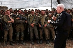 イスラエル軍の兵士に向かって演説するガラント国防相。兵士らに対して「ガザを中から見ることになる」と述べ、地上侵攻作戦の実施を示唆した＝１０月１９日