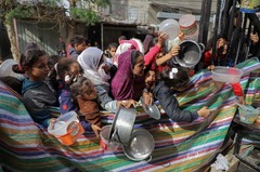 空っぽの容器を手に支援物資の到着を待つパレスチナの人々＝１１月１９日