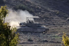 パレスチナ自治区ガザ地区の境界近くを移動するイスラエル軍の戦車＝１１月１０日