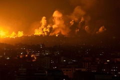 イスラエル軍の空爆を受けて上がる煙＝１０月８日、パレスチナ自治区ガザ地区