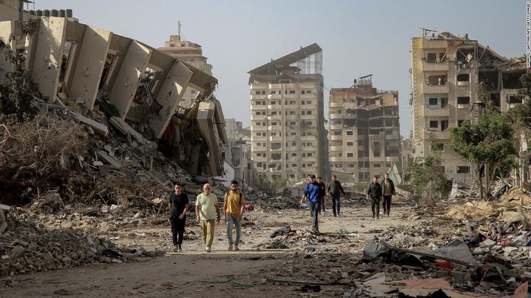 休戦３日目、パレスチナ人が破壊された建物のがれきの間を歩く様子＝２６日、ガザ市
