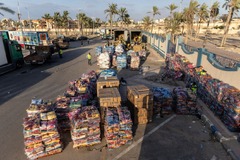 エジプト側に積まれた支援物資＝１０月１６日
