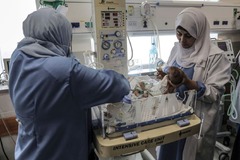 未熟児の治療を行うシファ病院の看護師＝１１月１９日、パレスチナ自治区ガザ地区
