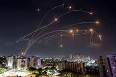ロケット弾を迎撃するイスラエルの防空システム「アイアンドーム」＝１０月８日