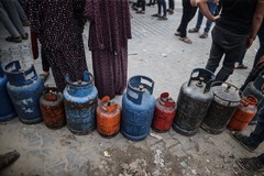 調理用の燃料を受け取るために列を作る人々＝１１月２５日、パレスチナ自治区ガザ地区ハンユニス