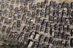 ガザ境界近くに集められたハマスによって破壊された車両＝１０月３０日