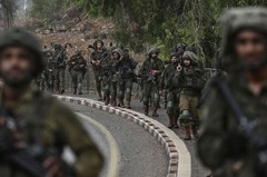 イスラエル北部のレバノン国境付近を移動するイスラエル軍兵士＝１０月１５日