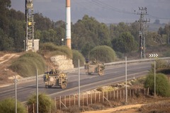 ガザ境界近くを移動するイスラエル軍の車両＝１０月２８日