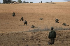 位置につくイスラエル軍の兵士＝１０月１０日、ガザ境界付近