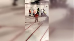 米サウスウエスト航空機、乗客が非常口を開いて翼の上へ