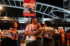 ネタニヤフ首相に人質の解放を求める家族ら＝１１月２１日、イスラエル・テルアビブ