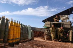 並べられたイスラエル軍の砲弾＝１１月２２日、イスラエル北部