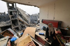 破壊された建物の部屋から外を眺めるパレスチナ人の女性＝１１月２５日、パレスチナ自治区ガザ地区ハンユニス
