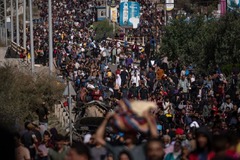 パレスチナ自治区ガザ地区南部へ避難するパレスチナの人々＝１１月１０日