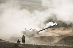 イスラエル南部からガザに向けて砲撃を行うイスラエル軍＝１０月２５日
