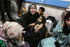 シファ病院に搬送されたパレスチナ人の負傷者＝１０月１７日