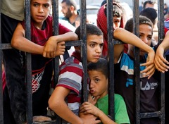 パレスチナ人の労働者が帰ってくるのを待つ子どもたち＝１１月３日