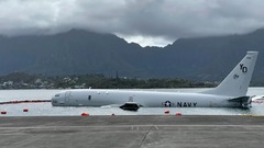 米海軍、オーバーランで海に着水した哨戒機から燃料抜き取り　ハワイ・オアフ島