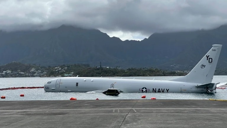 オアフ島カネオヘ湾の浅瀬に着水した状態の米海軍哨戒機「Ｐ―８Ａポセイドン」/Audrey McAvoy/AP