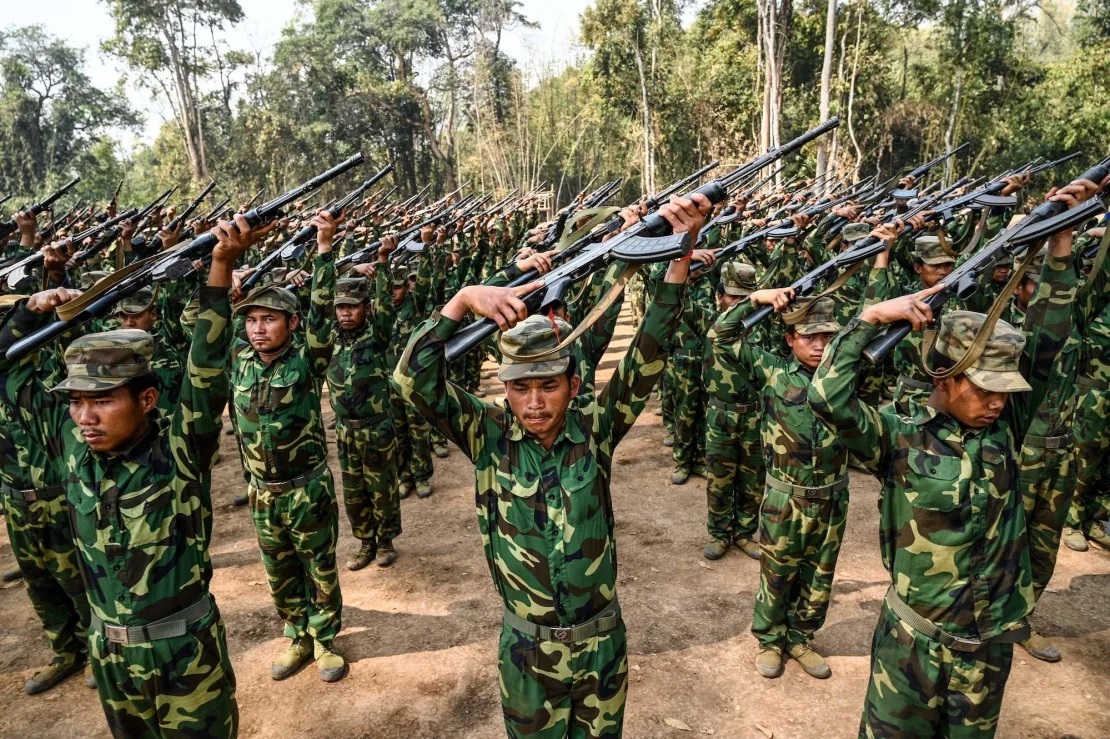 北部シャン州で抵抗勢力ＴＮＬＡのメンバーがベースキャンプでの訓練に参加する＝３月８日/Stringer/AFP/Getty Imges