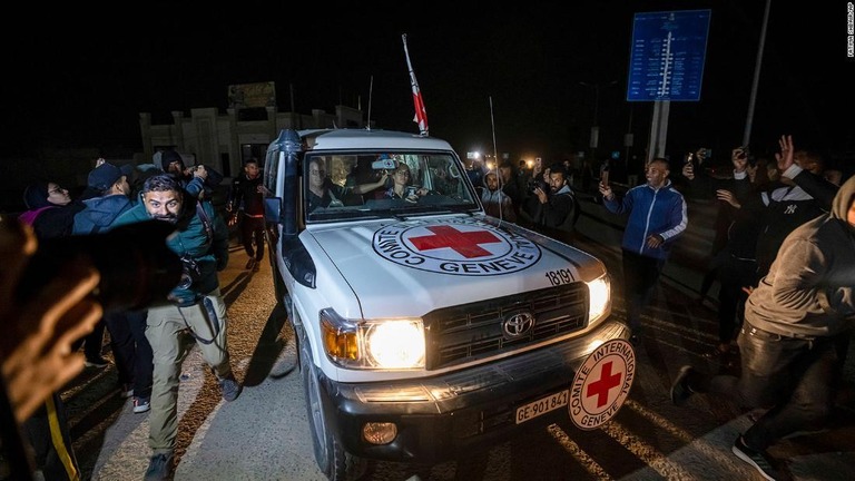 パレスチナ自治区ガザ地区からエジプトに向かうイスラエル人と外国人人質を乗せた車両＝２６日、ガザ地区とエジプトの境界にあるラファ検問所/Fatima Shbair/AP
