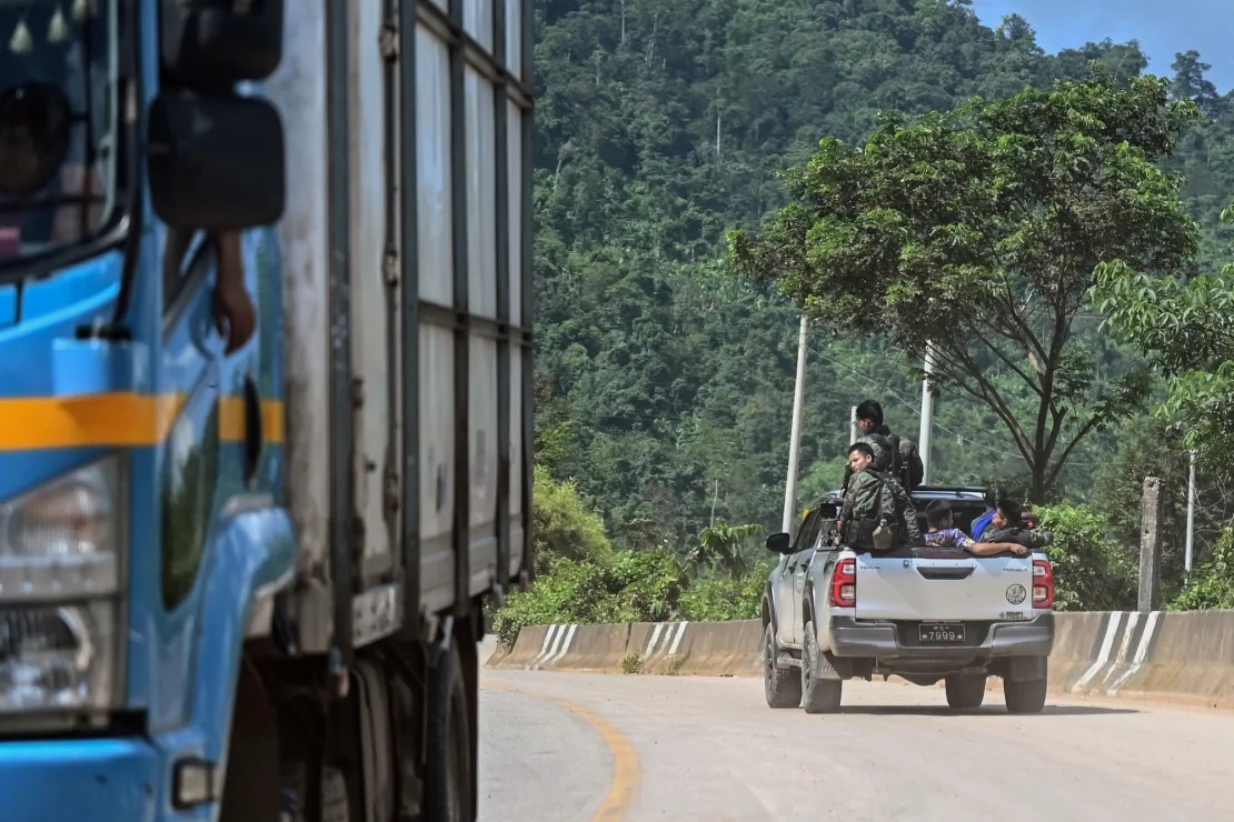 カレン州国境警備隊の隊員が、アジアハイウェーのヤンゴンとミャワディを結ぶ区間をパトロール＝９月２４日/Stringer/AFP/Getty Images