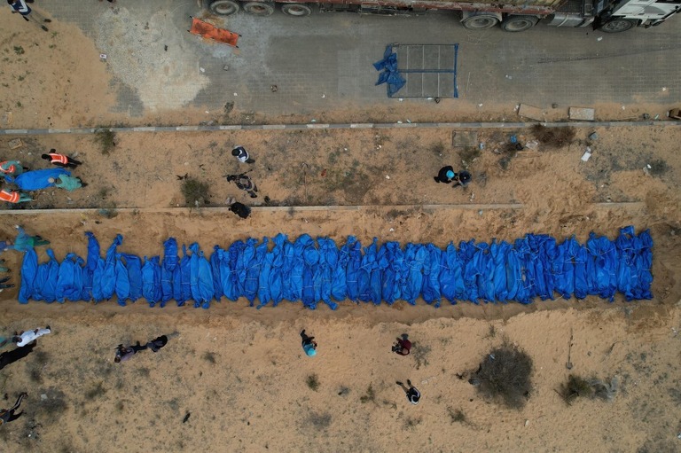 イスラエルからの攻撃で死亡したパレスチナの人々の集団埋葬＝２２日、パレスチナ自治区ガザ地区南部ハンユニス/Mohammad Fayq/Anadolu/Getty Images