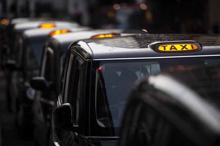 ロンドンタクシーがウーバーの配車サービスに参加/Victoria Jones/PA Images/Getty Images