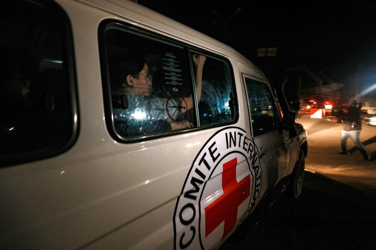 新たに解放された人質を乗せてラファ検問所へ向かう赤十字の車両＝２８日/Mohammed Abed/AFP/Getty Images