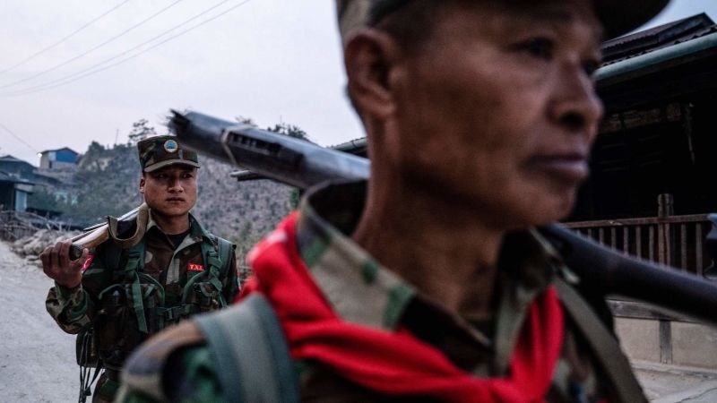 ミャンマー北部シャン州の町で抵抗勢力のタアン民族解放軍のメンバーがパトロールする＝２０２３年３月９日/Stringer/AFP/Getty Images