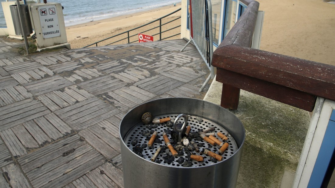 フランス、ビーチや公園での喫煙禁止へ