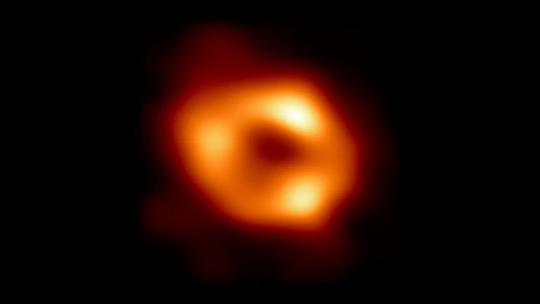 超大質量ブラックホール「いて座Ａ＊」周辺の時空は高速回転により変化しているという/European Southern Observatory/EHT Collaboration