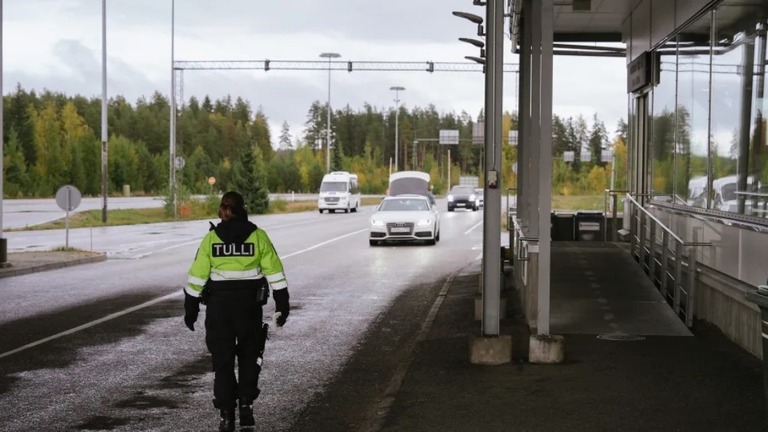 フィンランドのロシア国境の町、ヴァ―リマ―にある検問所を歩く税関職員/Alessandro Rampazzo/AFP/Getty Images