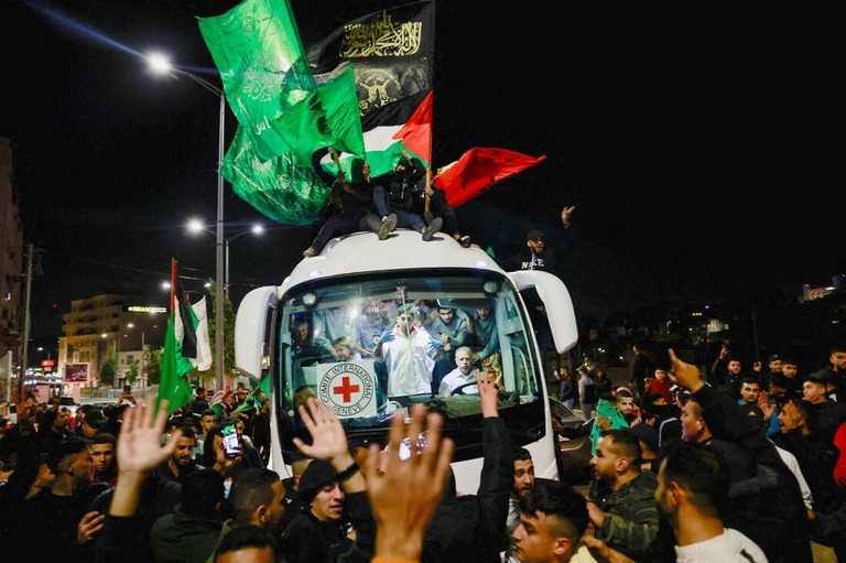 釈放されたパレスチナ人を乗せた車両＝２６日、ヨルダン川西岸ラマラ近郊/Ammar Awad/Reuters