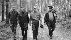 ソ連のブレジネフ共産党書記長と並んで歩くキッシンジャー氏（左から２人目）＝１９７３年